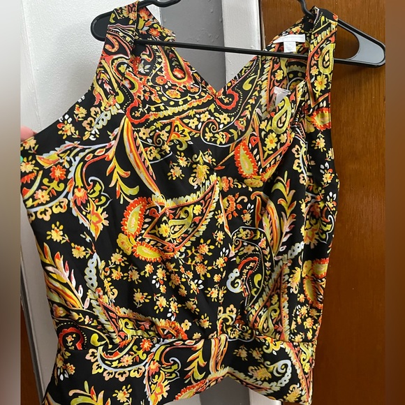 🧚🏽♂️New York & Company- V-neck pattern summer blouse🧚🏽♂️ - Picture 2 of 6